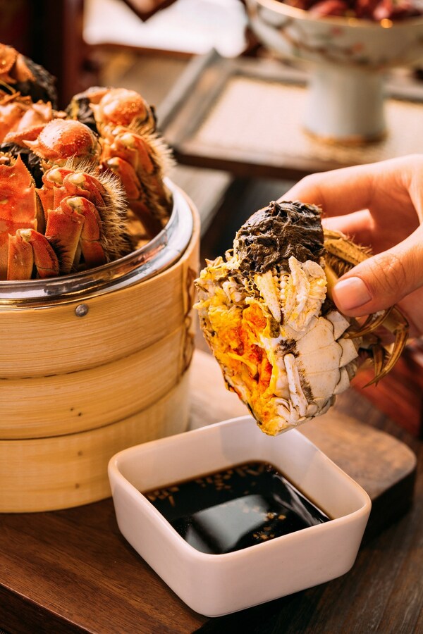 Visit Pang’s Kitchen and Pak Loh Chiu Chow Restaurant from Oct 18 to enjoy our sensational hairy carb and crab roe delicacies, highlights of the menu include Steamed Hairy Crab and the premium dish Sea Cucumber stuffed with Minced Pork and Hairy Crab Roe etc.