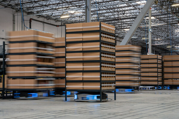 Geek+ standard Shelf-to-Person robotic system for order fulfilment automation Geek+ standard Shelf-to-Person robotic system for order fulfilment automation