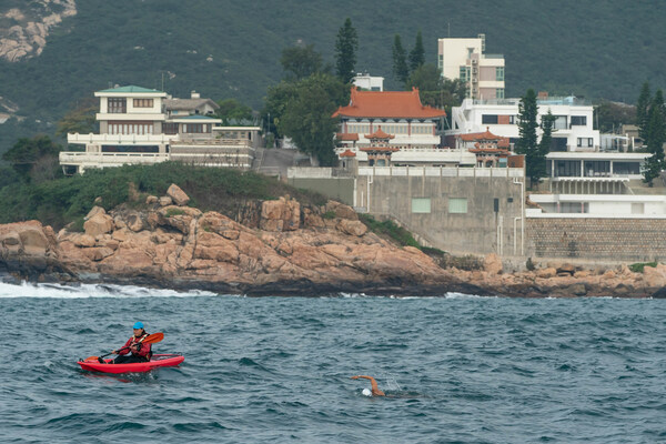 Five teams, consisting of 30 elite swimmers and business leaders, will embark on a challenging 45-kilometre relay swim around Hong Kong Island on November 4th, 2023. (Photo credit: Anthony Kwan) Five teams, consisting of 30 elite swimmers and business leaders, will embark on a challenging 45-kilometre relay swim around Hong Kong Island on November 4th, 2023. (Photo credit: Anthony Kwan)