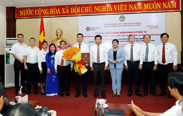Chairwoman of the Binh Phuoc People's Committee Tran Tue Hien granted an investment registration certificate to HaoHua (Vietnam) Chairwoman of the Binh Phuoc People's Committee Tran Tue Hien granted an investment registration certificate to HaoHua (Vietnam)