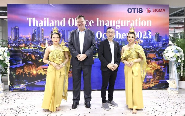 Grant Mooney, Managing Director, Otis Southeast Asia (second from left) and Trakan Dankul, Managing Director, Otis Thailand (second from right) at the inauguration ceremony for the new office.