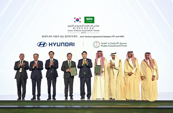 (from left) Euisun Chung, Executive Chair, HMG; Kyungho Choo, Deputy PM and Minister of Economy and Finance; Moon Kyu Bang, Minister of Trade, Industry and Energy; Jaehoon Chang, President and CEO, Hyundai Motor Company; Suk Yeol Yoon, President, Republic of Korea; Yazeed A. Al-Humied, Deputy Governor and Head of MENA Investments, PIF; Khalid Al-Falih, Minister of Investment of Saudi Arabia; Bandar Ibrahim AlKhorayef, Minister of Industry and Mineral Resources; Yasir Al-Rumayyan, Governor, PIF