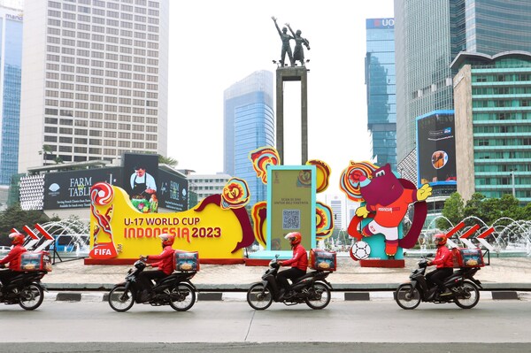 Celebrating the 16th Anniversary of PHD, its motorbike-delivery were convoying around Jakarta city.