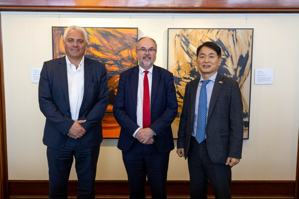 POSCO Holdings and Engie, a French multinational utility company, signed a joint study agreement on October 12 in Perth, Australia. (From left) Rik De Buyserie, Engie Australia & New Zealand CEO, Bill Johnston, Western Australia's Minister for Hydrogen, and Ju-ik Cho, the head of POSCO Holdings’ Hydrogen Business Team. POSCO Holdings and Engie, a French multinational utility company, signed a joint study agreement on October 12 in Perth, Australia. (From left) Rik De Buyserie, Engie Australia & New Zealand CEO, Bill Johnston, Western Australia's Minister for Hydrogen, and Ju-ik Cho, the head of POSCO Holdings’ Hydrogen Business Team.