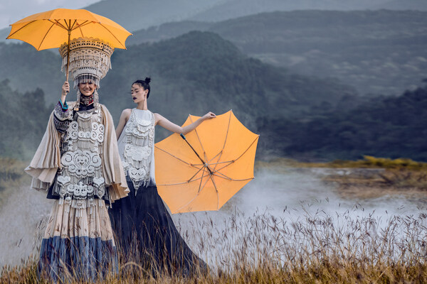 A display of the Yi ethnic group’s costume.