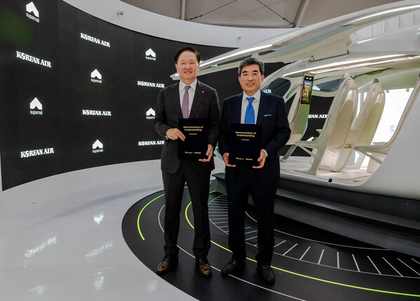 Jaiwon Shin, president of Hyundai Motor Group and CEO of Supernal, and Kee-Hong Woo, CEO, Korean Air, formalized their partnership in a signing ceremony during Seoul ADEX on Oct. 16 Jaiwon Shin, president of Hyundai Motor Group and CEO of Supernal, and Kee-Hong Woo, CEO, Korean Air, formalized their partnership in a signing ceremony during Seoul ADEX on Oct. 16