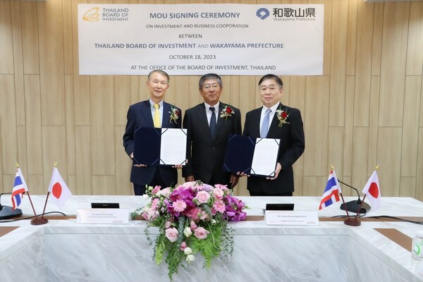Thailand BOI and Japan’s Wakayama Prefecture joined hands in a historic MOU signing ceremony to strengthen bonds for investment opportunities and SME support. From left to right: Wakayama Prefecture Governor Kishimoto Shuhei, Ambassador of Japan to Thailand Nashida Kazuya, and BOI's Deputy Secretary General Wirat Tatsaringkansakul. Thailand BOI and Japan’s Wakayama Prefecture joined hands in a historic MOU signing ceremony to strengthen bonds for investment opportunities and SME support. From left to right: Wakayama Prefecture Governor Kishimoto Shuhei, Ambassador of Japan to Thailand Nashida Kazuya, and BOI's Deputy Secretary General Wirat Tatsaringkansakul.