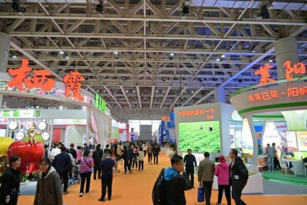 Exhibitors have displayed a dazzling array of fruits and vegetables, attracting numerous buyers to come and make their selections. Exhibitors have displayed a dazzling array of fruits and vegetables, attracting numerous buyers to come and make their selections.