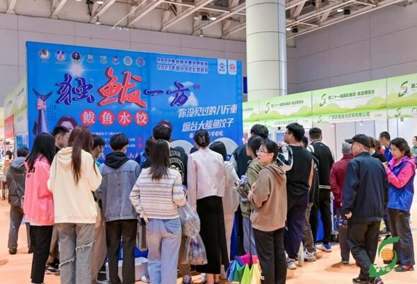 Yantai's specialty food has attracted a large number of spectators to stop. Yantai's specialty food has attracted a large number of spectators to stop.
