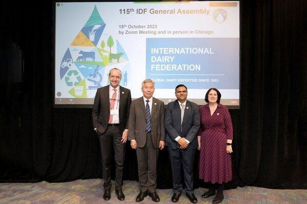 IDF President Piercristiano Brazzale and Director General Caroline Emond announced the election of the Yili representative.