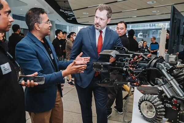 UTS Robotics Institute Director Sarath Kodagoda with Industry and Science Minister Ed Husic. Photo: Oscar Colman Portrait Studio UTS Robotics Institute Director Sarath Kodagoda with Industry and Science Minister Ed Husic. Photo: Oscar Colman Portrait Studio