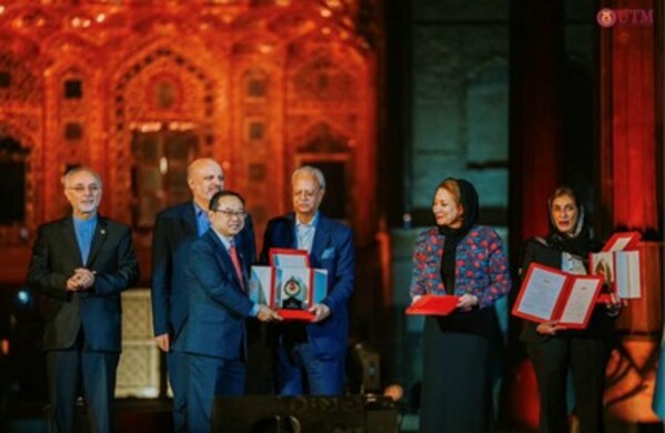 Professor Ahmad Fauzi accepting the Mustafa (pbuh) Prize during the award ceremony