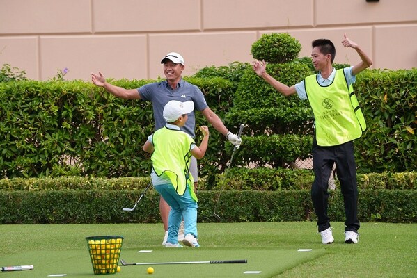 Professional golfer Collin Morikawa (rear left) mentors local junior golfers from the Macau Junior Golf Association during the Sands Golf Day event Monday at the Front Lawn (between The Parisian Macao and the Four Seasons Hotel Macao Cotai Strip). Professional golfer Collin Morikawa (rear left) mentors local junior golfers from the Macau Junior Golf Association during the Sands Golf Day event Monday at the Front Lawn (between The Parisian Macao and the Four Seasons Hotel Macao Cotai Strip).