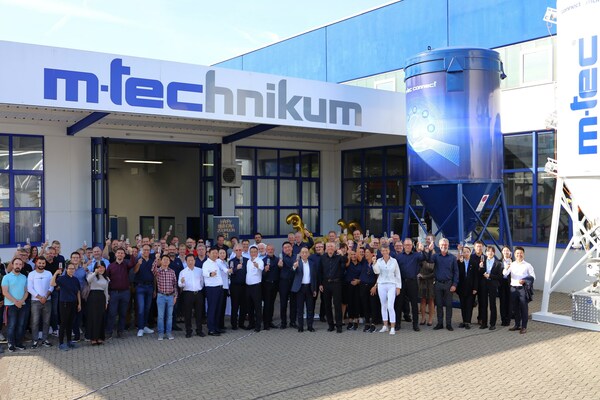 Zoomlion's Chairman and CEO, Zhan Chunxin, Zhan Chunxin, celebrated the company's 31st anniversary with m-tec staff in Germany Zoomlion's Chairman and CEO, Zhan Chunxin, Zhan Chunxin, celebrated the company's 31st anniversary with m-tec staff in Germany