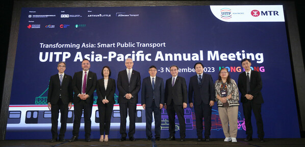 Mr Jeremy YAP, UITP Asia Pacific Division Chair & Deputy Chief Executive, Land Transport Authority (LTA), SINGAPORE (3rd right) joined by Mr LAM Sai-hung, GBS, JP, Secretary for Transport and Logistics of HKSAR (middle), Dr Rex AUYEUNG, Chairman of the MTR Corporation (4th left) along with other distinguished officiating guests to kick off the opening ceremony. They are Dr Jacob KAM, CEO of the MTR Corporation (4th right), Ms Angela LEE, JP, Commissioner for Transport of HKSAR (3rd left), Mr Adi Lau, Chairperson of UITP Metro, Committee & President of Global Operations Standards Institute of the MTR Corporation (1st left), Dato Ir Alice Jawan EMPALING, Permanent Secretary, Ministry of Transport Sarawak, MALAYSIA (2nd right), Dr Kaan YILDIZGOZ, Senior Director, Membership and Global Operations, UITP, BELGIUM (2nd left) and Mr Shaun TAN, Co-Chair of OC and Head of UITP Asia-Pacific (1st right). Mr Jeremy YAP, UITP Asia Pacific Division Chair & Deputy Chief Executive, Land Transport Authority (LTA), SINGAPORE (3rd right) joined by Mr LAM Sai-hung, GBS, JP, Secretary for Transport and Logistics of HKSAR (middle), Dr Rex AUYEUNG, Chairman of the MTR Corporation (4th left) along with other distinguished officiating guests to kick off the opening ceremony. They are Dr Jacob KAM, CEO of the MTR Corporation (4th right), Ms Angela LEE, JP, Commissioner for Transport of HKSAR (3rd left), Mr Adi Lau, Chairperson of UITP Metro, Committee & President of Global Operations Standards Institute of the MTR Corporation (1st left), Dato Ir Alice Jawan EMPALING, Permanent Secretary, Ministry of Transport Sarawak, MALAYSIA (2nd right), Dr Kaan YILDIZGOZ, Senior Director, Membership and Global Operations, UITP, BELGIUM (2nd left) and Mr Shaun TAN, Co-Chair of OC and Head of UITP Asia-Pacific (1st right).