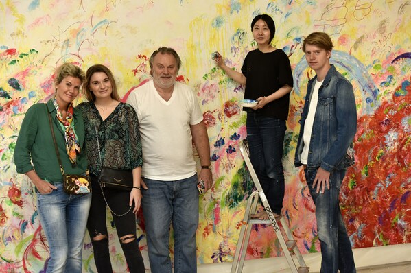 Ayako Rokkaku with Nico Delaive, Carlotta Delaive, Niki Delaive and Samuel Delaive at “Fumble in colors, tiny discoveries”, Museum Jan, Amstelveen, The Netherlands, 2019. Ayako Rokkaku with Nico Delaive, Carlotta Delaive, Niki Delaive and Samuel Delaive at “Fumble in colors, tiny discoveries”, Museum Jan, Amstelveen, The Netherlands, 2019.