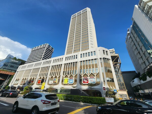 FOR SALE BY EXPRESSION OF INTEREST FOUR ADJOINING STRATA UNITS AT PENINSULA PLAZA WITH F&B, NIGHT CLUB AND KARAOKE LOUNGE APPROVED USE FOR SALE BY EXPRESSION OF INTEREST FOUR ADJOINING STRATA UNITS AT PENINSULA PLAZA WITH F&B, NIGHT CLUB AND KARAOKE LOUNGE APPROVED USE