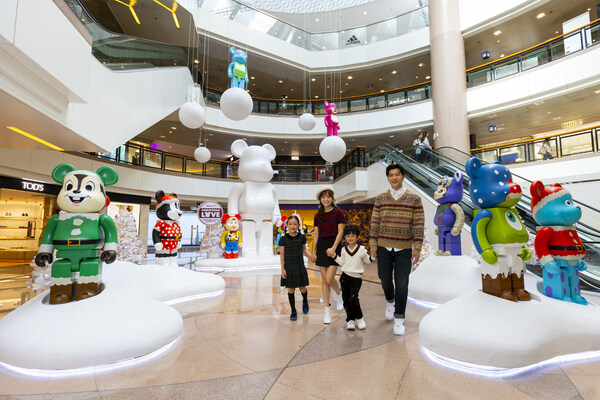 12 BE@RBRICK characters join hands to create a 4.2-Meter-Tall snow-white BE@RBRICK Mickey Mouse at the “BE@RBRICK Snow Party”. 12 BE@RBRICK characters join hands to create a 4.2-Meter-Tall snow-white BE@RBRICK Mickey Mouse at the “BE@RBRICK Snow Party”.