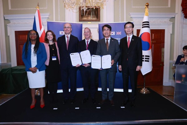(From left) Kemi Badenoch, Secretary of State for Trade and Business; Angharad Milenkovic, Vice-President (Advancement) UCL; Professor Nigel Titchener-Hooker, Dean of Engineering Sciences, UCL; Dr Michael Spence, President and Provost, UCL; Dongwook Kim, Executive Vice President, HMC; Moonkyu Bang, Minister of Trade, Industry and Energy of the Republic of Korea. (From left) Kemi Badenoch, Secretary of State for Trade and Business; Angharad Milenkovic, Vice-President (Advancement) UCL; Professor Nigel Titchener-Hooker, Dean of Engineering Sciences, UCL; Dr Michael Spence, President and Provost, UCL; Dongwook Kim, Executive Vice President, HMC; Moonkyu Bang, Minister of Trade, Industry and Energy of the Republic of Korea.