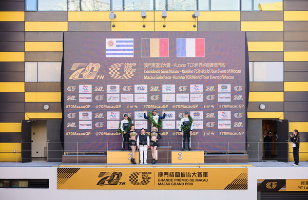 Winners of the final round of the Macau Guia Race – Kumho TCR World Tour Event of Macau celebrate after receiving their laurels from Dr. Wilfred Wong Nov. 19.