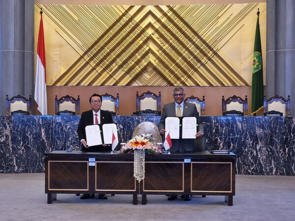 Chief Justice Prof Dr Muhammad Syarifuddin and Chief Justice Sundaresh Menon at the Memorandum of Understanding for Judicial Cooperation signing ceremony.