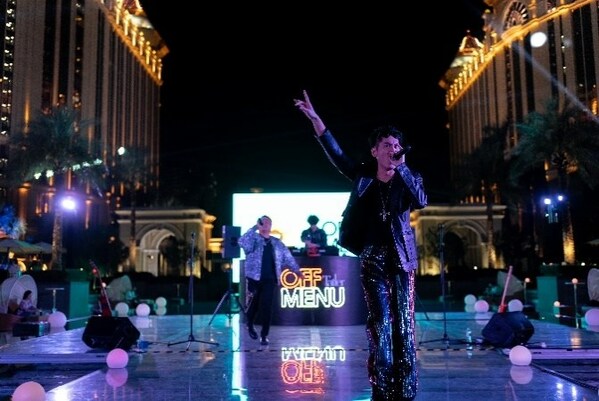 Chinky Eyes, playing an explosive nighttime live set, electrified audiences with a mix of hip hop and soul. Spinning the soundtrack to the event, Singaporean-Dutch DJ Mengzy set her tone for a weekend of glamour, playing the perfect playlist on a floating stage at the Banyan Tree’s tropical poolside.