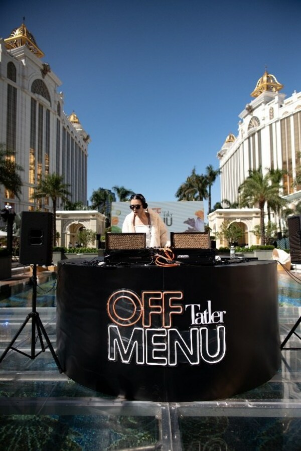 Chinky Eyes, playing an explosive nighttime live set, electrified audiences with a mix of hip hop and soul. Spinning the soundtrack to the event, Singaporean-Dutch DJ Mengzy set her tone for a weekend of glamour, playing the perfect playlist on a floating stage at the Banyan Tree’s tropical poolside.