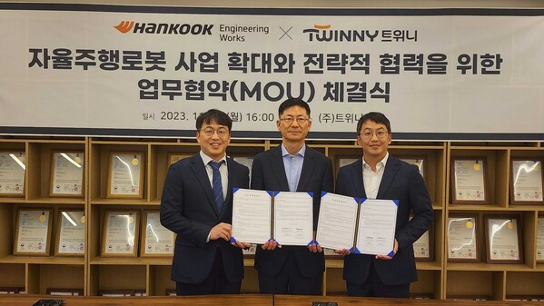 Twinny Co-CEOs Cheon Hong-seok and Cheon Young-seok, along with Hankook Engineering Works CEO Moon Dong-hwan, commemorate the signing of a business agreement at Twinny's Daejeon headquarters on the 13th, as they advance efforts to expand the autonomous robot development business.