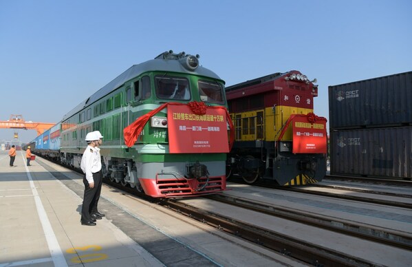 Photo shows that a freight train carrying Jiangling Motors' fully-assembled car is about to leave Nanchang for Vietnam. Photo shows that a freight train carrying Jiangling Motors' fully-assembled car is about to leave Nanchang for Vietnam.