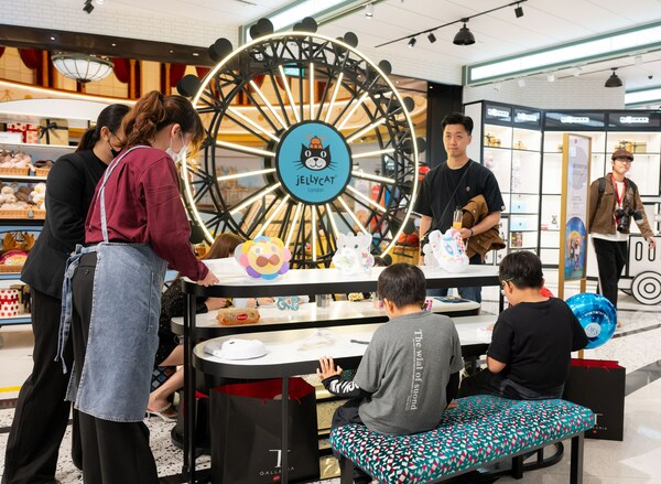 DFS features a children's art workshop, providing an endless source of fun for families to enjoy a delightful and interactive journey together. DFS features a children's art workshop, providing an endless source of fun for families to enjoy a delightful and interactive journey together.