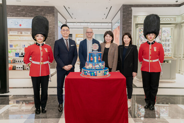 DFS celebrates the first anniversary of the store opening with a lively cake cutting ceremony. DFS celebrates the first anniversary of the store opening with a lively cake cutting ceremony.