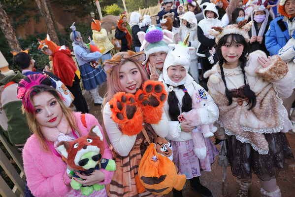 First official guests to Zootopia enter the new land, donning Zootopia-inspired looks