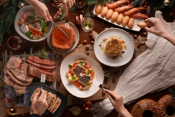 Galaxy Macau and StarWorld Hotel offer a spectacular array of prizes with a total value of over MOP8 million, including a sumptuous stay in a Panoramic Suite at Raffles at Galaxy Macau, a stay at Andaz Macau, F&B voucher, cinema tickets, instant rebate and more.