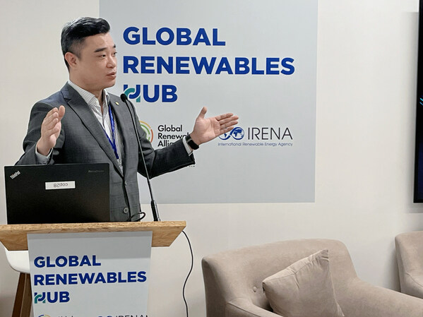 Zhang Kun delivering keynote speech at Global Renewables Hub Zhang Kun delivering keynote speech at Global Renewables Hub