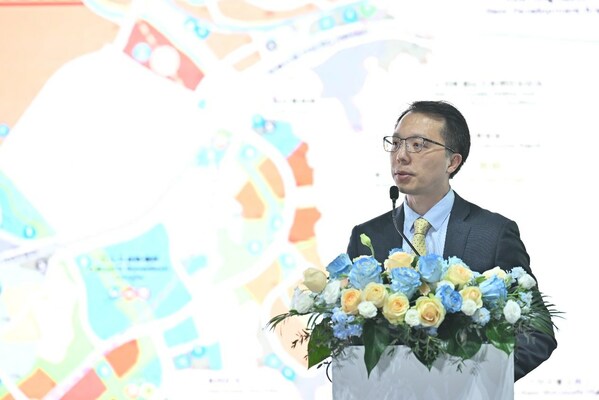 Mr Bryan Peng, Vice President of OASES (AI and Data Science), introducing the background and vision of OASES Mr Bryan Peng, Vice President of OASES (AI and Data Science), introducing the background and vision of OASES