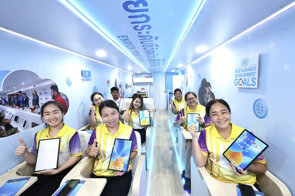 Students on board at Huawei Digital Bus Students on board at Huawei Digital Bus