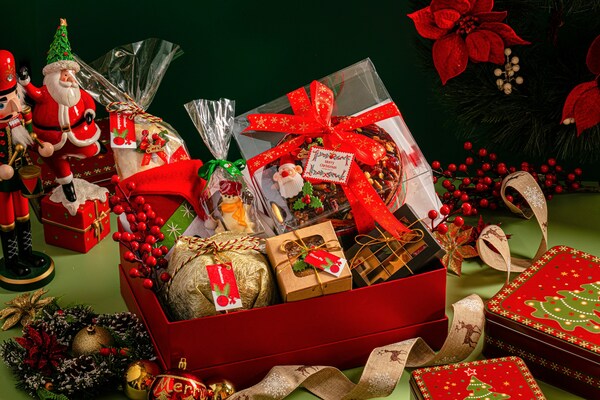 Hilton KL has a range of Sweet & Savoury Boxes for gifting and celebrations at home featuring Roasted Turkey, Jumbo Chicken, Prime Ribs, Lamb, Festive Cakes, Macaroons and more. Hilton KL has a range of Sweet & Savoury Boxes for gifting and celebrations at home featuring Roasted Turkey, Jumbo Chicken, Prime Ribs, Lamb, Festive Cakes, Macaroons and more.