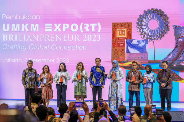 Jakarta (7/12)- President Joko Widodo attended the opening ceremony of the BRI's UMKM EXPO(RT) BRILIANPRENEUR 2023, which brought together 700 MSMEs from across Indonesia. The event, which runs until 10 December, provides a valuable opportunity for MSMEs to compete in the international market. Jakarta (7/12)- President Joko Widodo attended the opening ceremony of the BRI's UMKM EXPO(RT) BRILIANPRENEUR 2023, which brought together 700 MSMEs from across Indonesia. The event, which runs until 10 December, provides a valuable opportunity for MSMEs to compete in the international market.