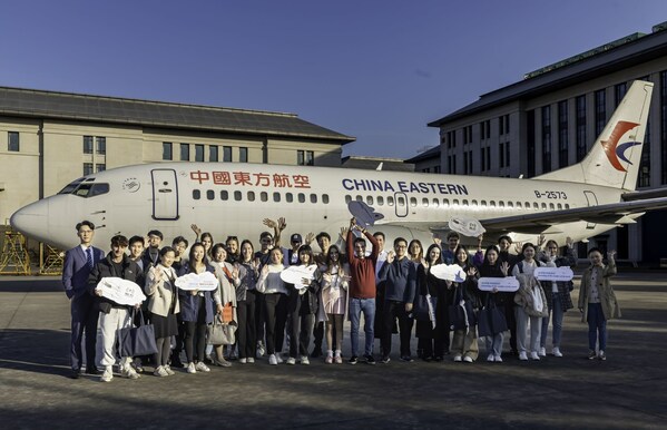 International students visit China Eastern Airlines. International students visit China Eastern Airlines.
