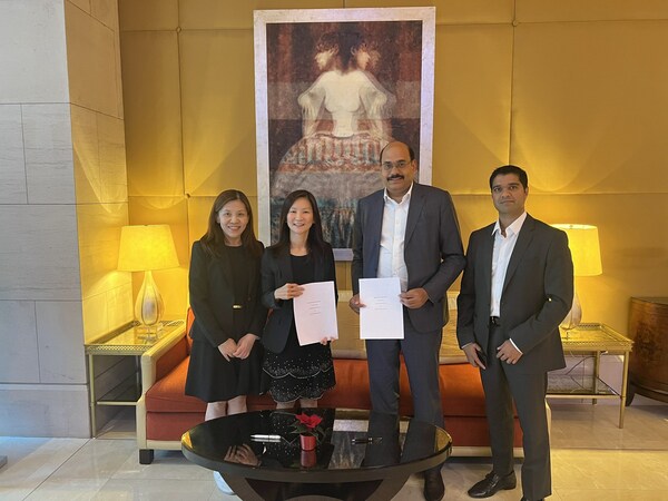 Mr. Mahesh Kolli, Founder, Greenko (centre) and Ms Cindy Lim, CEO, Keppel Infrastructure Mr. Mahesh Kolli, Founder, Greenko (centre) and Ms Cindy Lim, CEO, Keppel Infrastructure