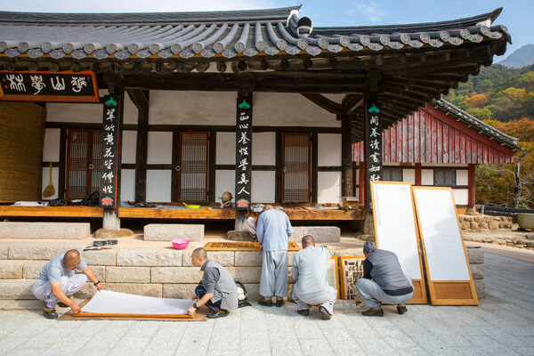 Apply Weather stripping in Hwaeomsa temple Apply Weather stripping in Hwaeomsa temple