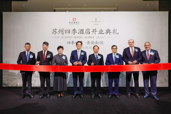 Dignitaries cut the ribbon for the grand opening of Four Seasons Hotel Suzhou Dignitaries cut the ribbon for the grand opening of Four Seasons Hotel Suzhou