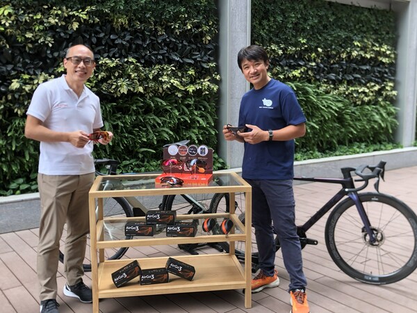 Solos® smartglasses comes with optical frames, sunglasses and sports eyewear to suit different users’ needs. Kenny (left), General Manager of Solos, believes that it is a Crossover, with Wong Kam-po (right) providing a lot of professional advice, makes the product more effective when the user is exercising.