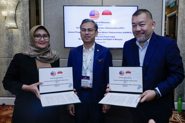 Ibu Hastining Bagyo Astuti, Chief Operations Officer from PT. Dayamitra Telekomunikasi, Tbk. (MTEL) representing Indonesia's Asosasi Pengembang Infrastruktur dan Menara Telekomunikasi (ASPIMTEL); Yang Berhormat Tuan Fahmi Fadzil, Minister of Communications and Digital of Malaysia; Muniff Kamaruddin, President of Malaysia's Persatuan Penyedia Infrastruktur Telekomunikasi Malaysia (PPIT) and Chief Executive Officer of EdgePoint Towers Sdn Bhd. Ibu Hastining Bagyo Astuti, Chief Operations Officer from PT. Dayamitra Telekomunikasi, Tbk. (MTEL) representing Indonesia's Asosasi Pengembang Infrastruktur dan Menara Telekomunikasi (ASPIMTEL); Yang Berhormat Tuan Fahmi Fadzil, Minister of Communications and Digital of Malaysia; Muniff Kamaruddin, President of Malaysia's Persatuan Penyedia Infrastruktur Telekomunikasi Malaysia (PPIT) and Chief Executive Officer of EdgePoint Towers Sdn Bhd.