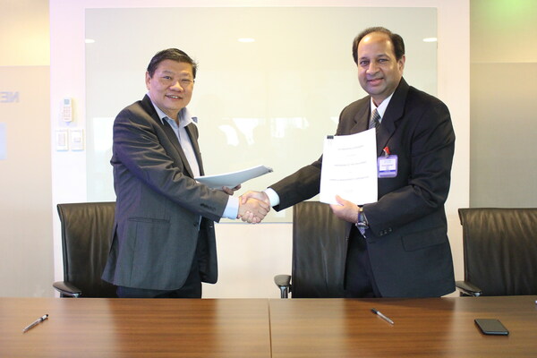 Anthony Sy, President of S&R with Manoj Varma, Consumer Banking Head of UnionBank Anthony Sy, President of S&R with Manoj Varma, Consumer Banking Head of UnionBank