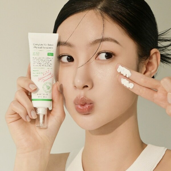 (Jakarta, 12/08/2023) Based on community feedback, AXIS-Y launched Complete No-Stress Physical Sunscreen Ver.3. The SPF 50+ PA++++ sunscreen has a light gel texture, and a hydrating formula for all skin types, making it ideal for protecting skin from pollution and the harsh climate in Indonesia. (Jakarta, 12/08/2023) Based on community feedback, AXIS-Y launched Complete No-Stress Physical Sunscreen Ver.3. The SPF 50+ PA++++ sunscreen has a light gel texture, and a hydrating formula for all skin types, making it ideal for protecting skin from pollution and the harsh climate in Indonesia.