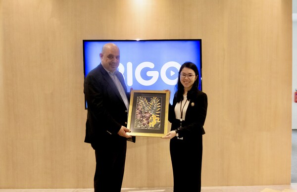 H.E. Ahmad Al Hanandeh, Jordan’s Minister of Digital Economy & Entrepreneurship receiving a gift from Ms Kwek Poh Heok, Chief Government Relations Officer, JOYY H.E. Ahmad Al Hanandeh, Jordan’s Minister of Digital Economy & Entrepreneurship receiving a gift from Ms Kwek Poh Heok, Chief Government Relations Officer, JOYY