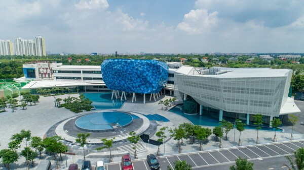 Located in the Ecopark green township (Hung Yen, Vietnam), the campus boasts spacious and iconic designs, offering international-standard educational experiences to students with modern facilities and state-of-the-art technology. Located in the Ecopark green township (Hung Yen, Vietnam), the campus boasts spacious and iconic designs, offering international-standard educational experiences to students with modern facilities and state-of-the-art technology.