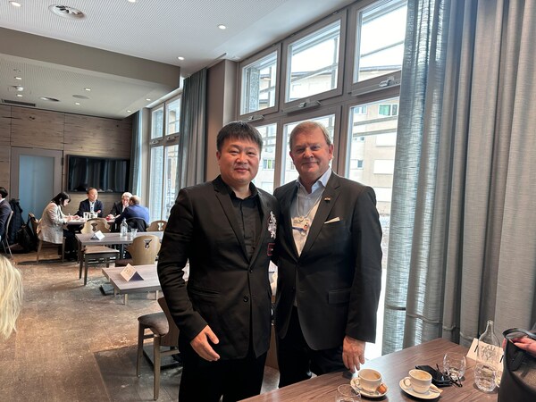 Dr.Zhang Guohua met with Mr. Feike Sijbesma, Philips, Chairman of the Supervisory Board and World Economic Forum (WEF), Member of the Board of Trustees at the Davos Forum, they had an in-depth discussion on the "Wood Drying Ship" project under the concept of "Ocean Carbon Neutrality"