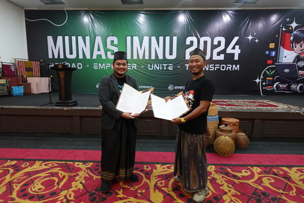 Azlan Indra, Co-founder of Everpro, and Ustadz Fahmi Baihaqi, Chairman of IMNU, formalizing the MOU signing at the IMNU National Conference 2024. Azlan Indra, Co-founder of Everpro, and Ustadz Fahmi Baihaqi, Chairman of IMNU, formalizing the MOU signing at the IMNU National Conference 2024.